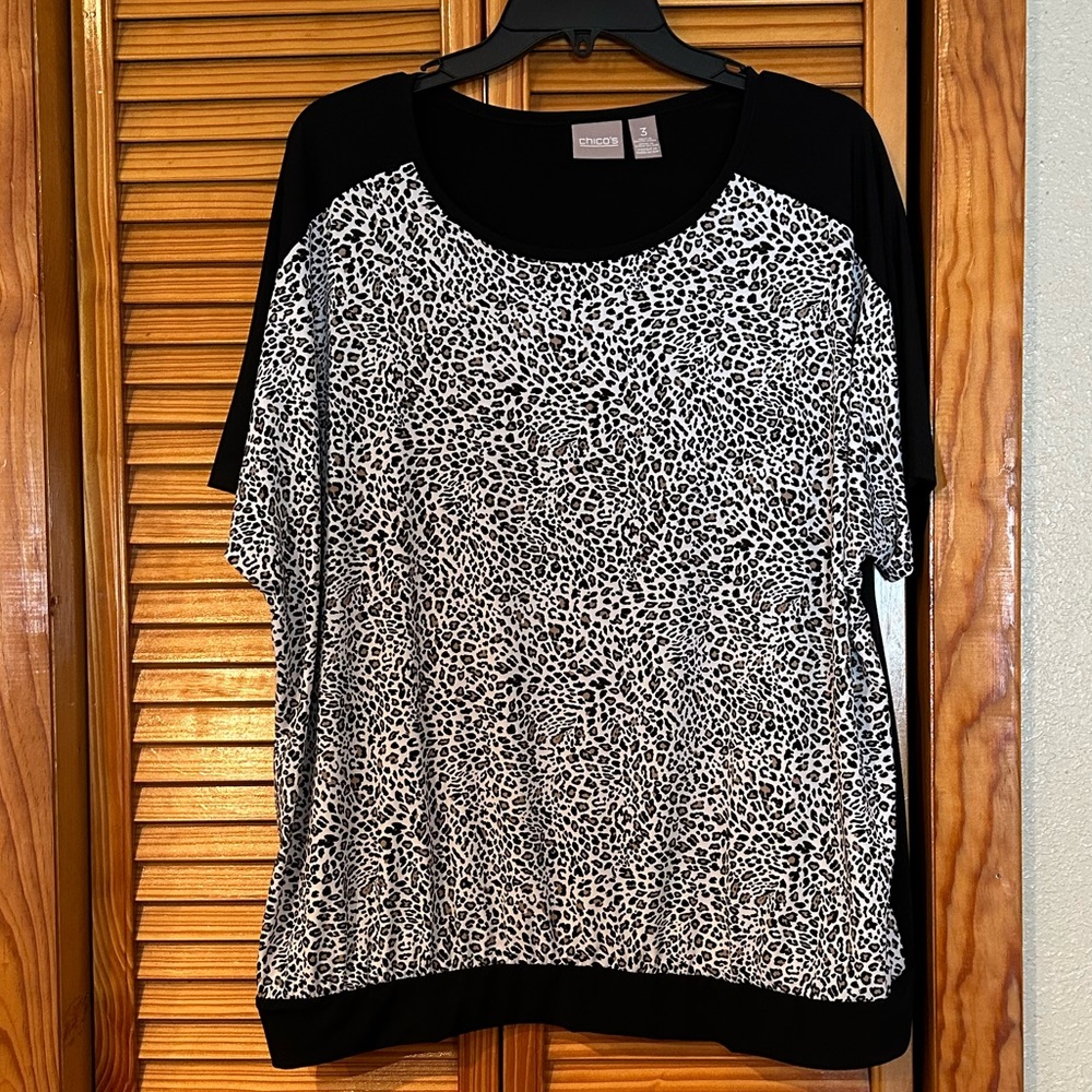Chico’s Women’s Leopard Animal Print Short Sleeve Blouse. Size 3.
